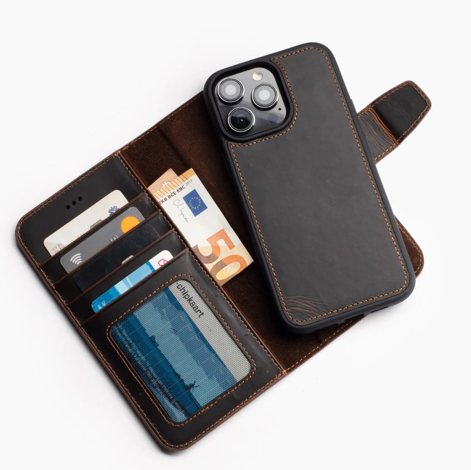 iPhone 15 2 in 1 Bookcase | 100% Leer | Ruimte voor drie pasjes | Bruin