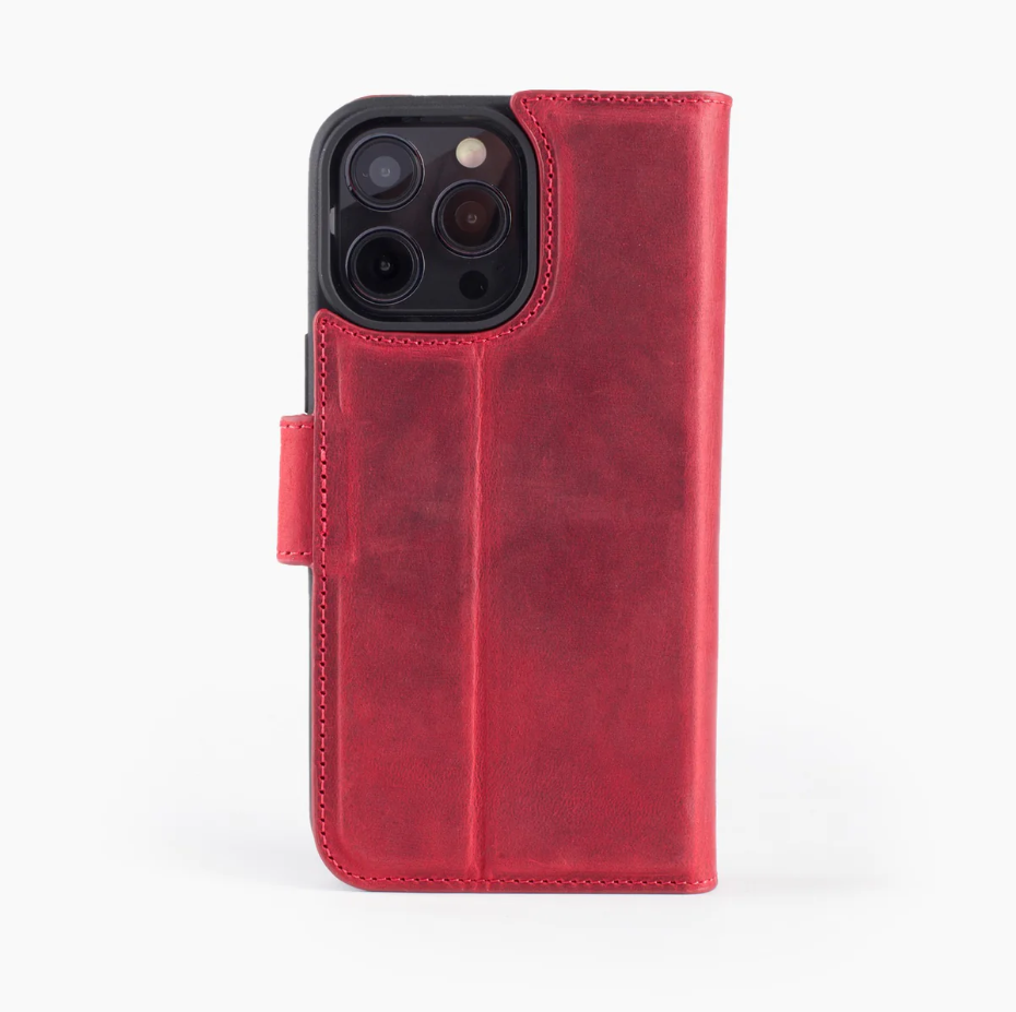 iPhone 15 Pro Max 2 in 1 Bookcase | 100% Leer | Ruimte voor drie pasjes | Rood