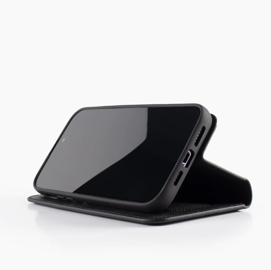 iPhone 15 Plus 2 in 1 Bookcase | 100% Leer | Ruimte voor drie pasjes | Zwart