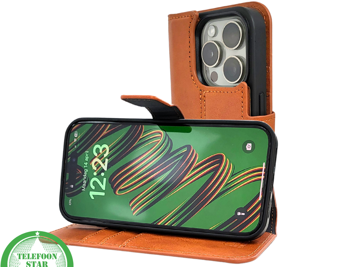 Cognac Bookcase Hoesje twee en een iPhone 15 Pro &ndash; Lederen Look &amp; Kaartvak | Telefoonstar.nl