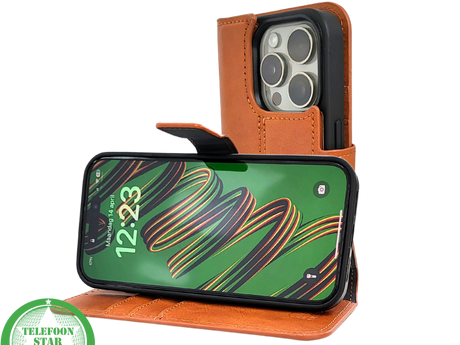 Cognac Bookcase Hoesje twee en een iPhone 15 Pro Max &ndash; Lederen Look &amp; Kaartvak | Telefoonstar.nl