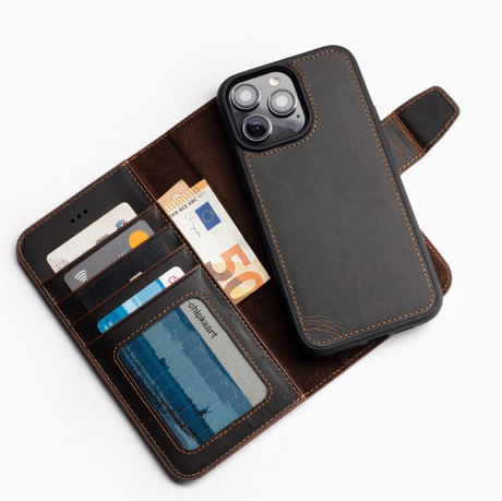 iPhone 15 Plus 2 in 1 Bookcase | 100% Leer | Ruimte voor drie pasjes | Bruin